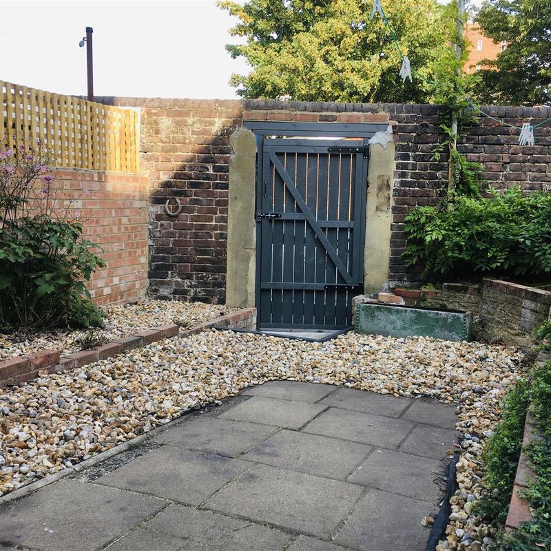 House - Terraced For Rent Victory Road, Portsmouth Portsea