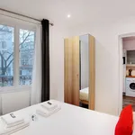 Rent 1 bedroom apartment of 300 m² in Paris