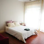 Rent a room of 120 m² in Porto