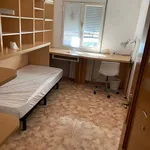 Rent a room of 80 m² in Zaragoza