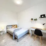 Rent a room of 200 m² in madrid