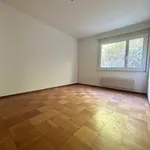 Appartement lumineux de 2 pièces au 7ème étage avec cuisine agencée et grand balcon