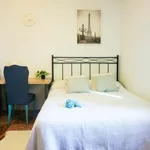 Rent a room of 100 m² in Sevilla