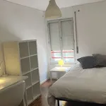 Rent a room of 100 m² in lisbon