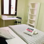 Rent a room of 175 m² in Sevilla