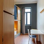 Rent a room of 250 m² in porto