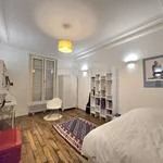 Rent 8 bedroom apartment of 208 m² in Paris