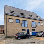 Ruim duplex appartement met drie slaapkamers en garage.