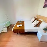 Rent a room of 90 m² in Valencia