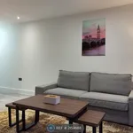 Flat to rent in Kensington House, Slough SL1