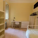 Rent a room of 100 m² in lisbon