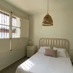 Rent a room of 200 m² in valencia