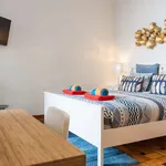 Rent a room of 300 m² in porto