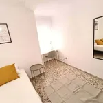 Rent a room of 100 m² in Sevilla