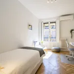 Rent a room of 100 m² in Madrid