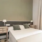 Rent 5 bedroom apartment of 90 m² in Barcelona