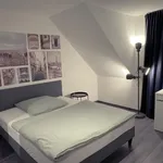 Miete 3 Schlafzimmer wohnung von 1076 m² in Frankfurt