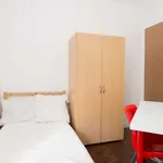 Rent a room of 100 m² in lisbon