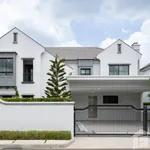 Rent 4 bedroom house of 302 m² in Bangkok