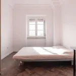 Rent a room of 100 m² in lisbon