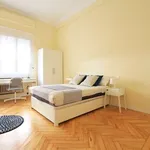 Rent a room of 120 m² in madrid