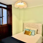 Rent a room of 150 m² in porto