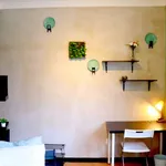 Rent a room of 300 m² in porto