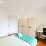 Rent a room of 100 m² in lisbon