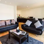 Rent 2 bedroom flat of 650 m² in Cardiff