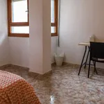 Rent a room of 200 m² in valencia