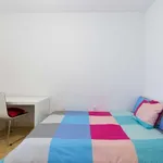 Rent a room of 70 m² in porto