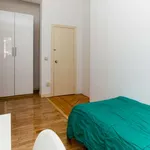 Rent a room of 220 m² in madrid