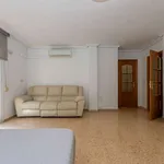 Rent a room of 125 m² in valencia