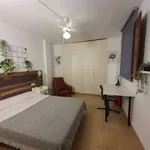 Rent a room of 90 m² in valencia