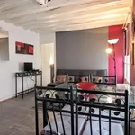 Appartement de 370 m² avec 1 chambre(s) en location à Paris