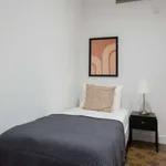 Rent 2 bedroom apartment of 93 m² in barcelona