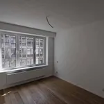 Ixelles - Louise  Appartement de 2 chambres et 1 sdb, entierement renove, avec cuisine equipée et revetement du sol en parquet,possib garage. 
Peb en cours