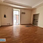 Affitto 5 camera appartamento di 220 m² in Naples