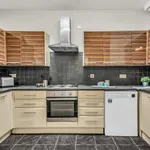 Rent 6 bedroom flat in Leeds