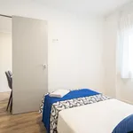 Rent 5 bedroom apartment of 90 m² in Madrid