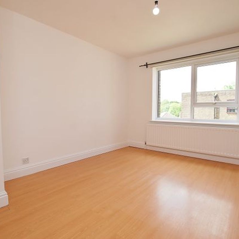 Flat to rent in Mulberry Court, Guildford, Surrey GU4 Westcott