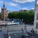 Te huur, pas gerenoveerd lappartement met 2 kamers en terras. Gelegen aan de Grote Markt.