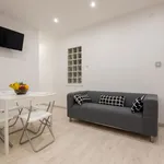 Rent 4 bedroom apartment of 65 m² in Barcelona