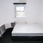 Rent 3 bedroom flat in Leeds