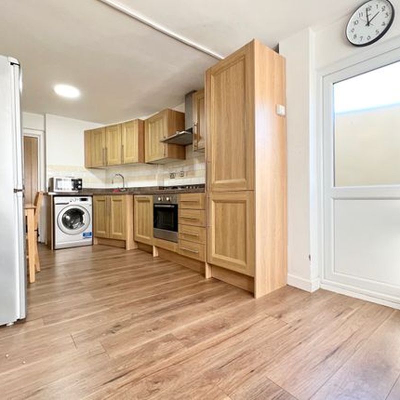 Flat to rent in Wycombe Road, Gants Hill IG2