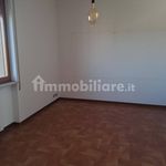 Affitto 4 camera appartamento di 150 m² in Piacenza