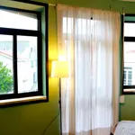 Rent a room of 300 m² in porto