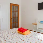 Rent a room of 300 m² in porto