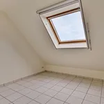 Ruim duplex appartement met drie slaapkamers en garage.