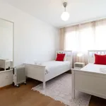 Rent 4 bedroom apartment of 130 m² in lisbon